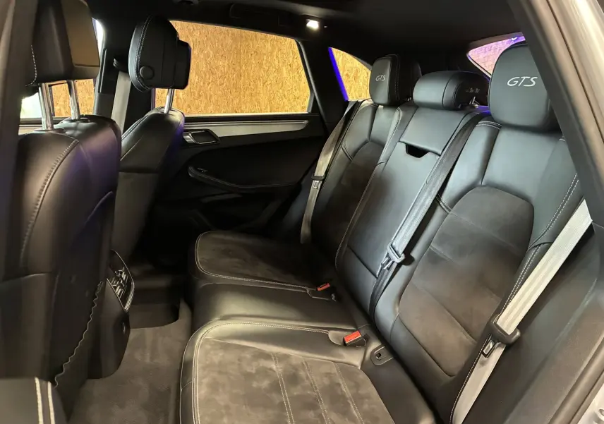 Vue intérieure du côté droit sur la banquette arrière en cuir noir avec appuie-têtes brodés GTS du Porsche Macan 2017.