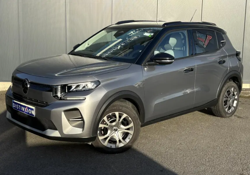 Vue 3/4 avant droite d'une Citroën C3 2025 gris Mercury avec toit noir et jantes alliage.