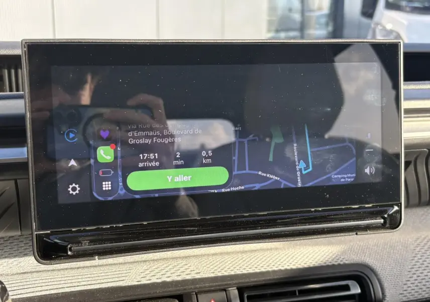 Écran central tactile de navigation 10 pouces affichant un itinéraire dans l’habitacle d’une Citroën C3 2025.