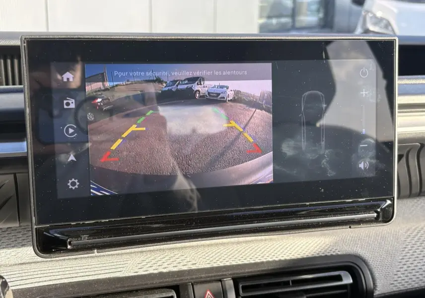 Écran central de la Citroën C3 Turbo 100 Max montrant la caméra de recul avec guidage coloré, intérieur gris clair.