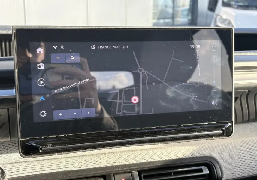Écran central tactile de navigation 10 pouces affichant une carte dans l’habitacle de la Citroën C3 2025.