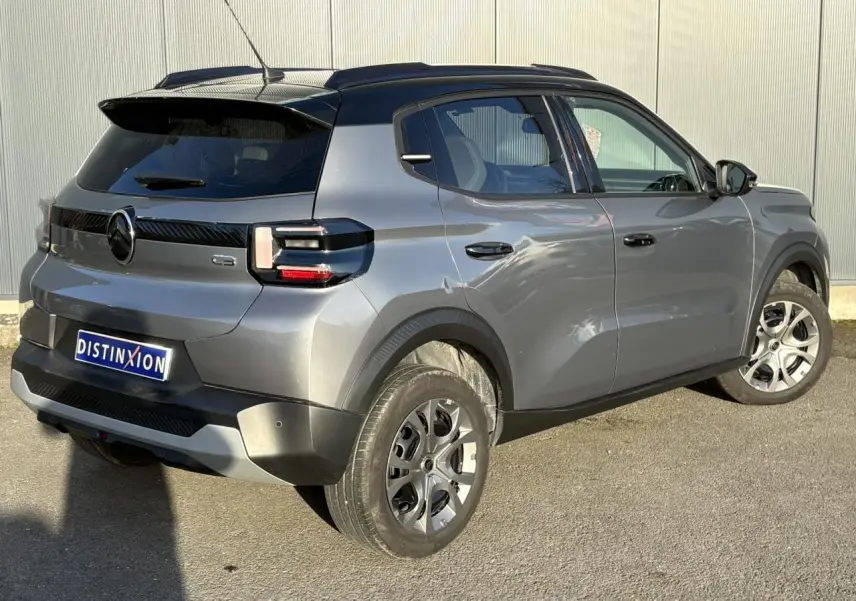 Vue 3/4 arrière droite d'une Citroën C3 2025 gris Mercury avec toit noir et feux arrière LED 3D.