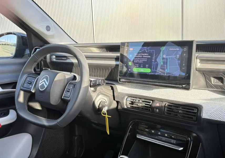 Vue intérieure côté conducteur de la Citroën C3 Turbo 100 Max 2025 avec volant multifonction et écran GPS 10 pouces.