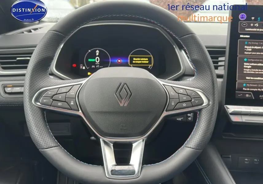 Vue intérieure centrée sur le volant cuir multifonction de la Renault Captur 2025 avec tableau de bord digital.