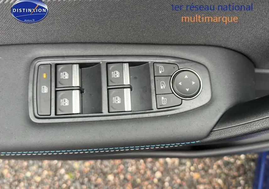 Gros plan sur les commandes des vitres et rétroviseurs côté conducteur du Renault Captur bleu iron 2025 esprit alpine.