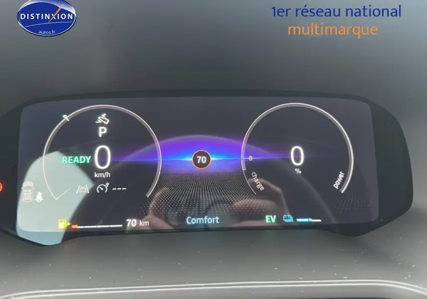 Tableau de bord numérique du Renault Captur 2025 affichant vitesse, mode confort et autonomie, vue de face.