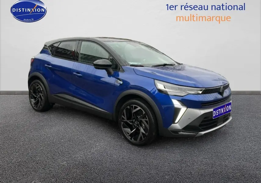 Renault Captur 2025 bleu iron et noir en 3/4 avant, avec jantes noires et toit contrasté noir.