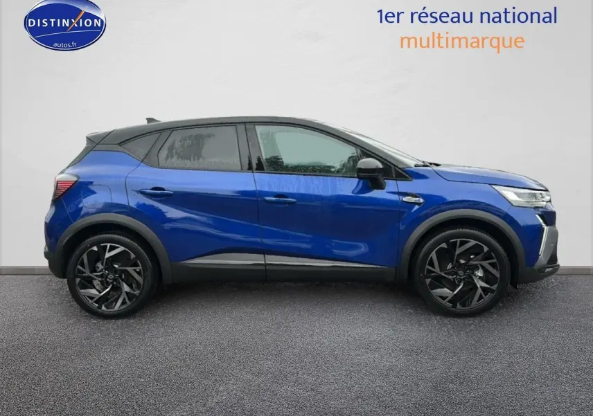 Profil droit du Renault Captur 2025 hybride bleu iron avec toit noir et jantes alliage noires.
