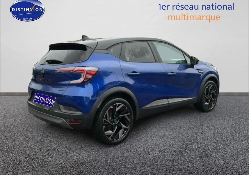 Renault Captur 2025 bleu iron et noir, vue 3/4 arrière droit avec jantes alu noires et toit noir.