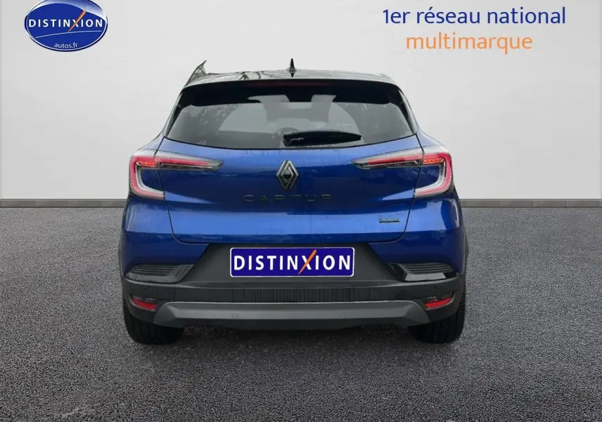 Vue arrière d'un Renault Captur 2025 bleu iron avec toit noir et feux arrière LED distinctifs.