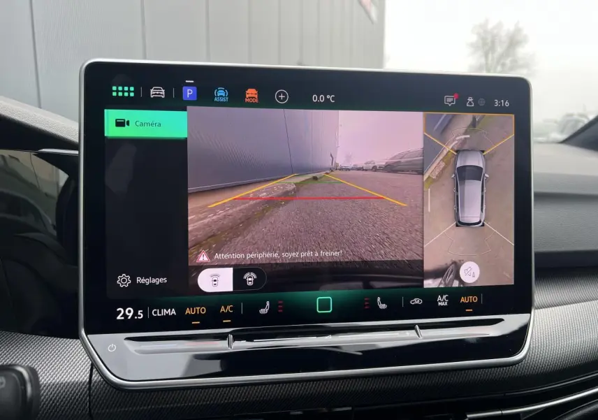 Écran central de la Volkswagen Golf VIII noir montrant la caméra 360° en mode recul avec vue panoramique.