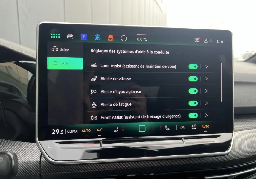 Écran tactile central affichant les réglages d’aide à la conduite dans une Volkswagen Golf VIII noire.