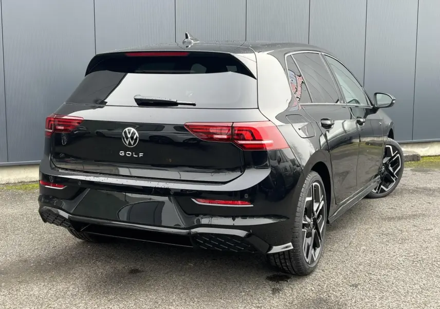 Volkswagen Golf VIII noire vue 3/4 arrière droit avec jantes alliage 18" et toit ouvrant panoramique.