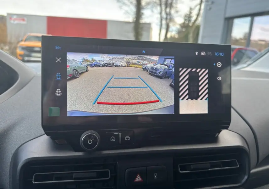 Écran tactile intérieur du Peugeot Rifter 2026 affichant la caméra de recul avec vue arrière et guidage de trajectoire.