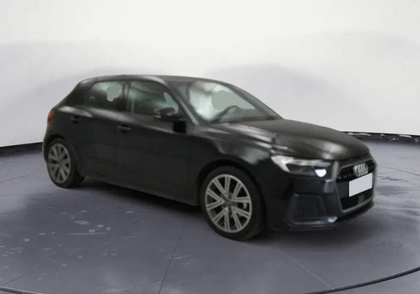 Audi A1 Sportback noir/gris vue 3/4 avant droit, avec jantes alliage et calandre hexagonale distinctive.