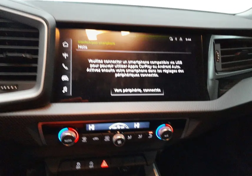 Gros plan sur la console centrale de l'Audi A1 Sportback 2023, affichant la climatisation bi-zone à 20°C.