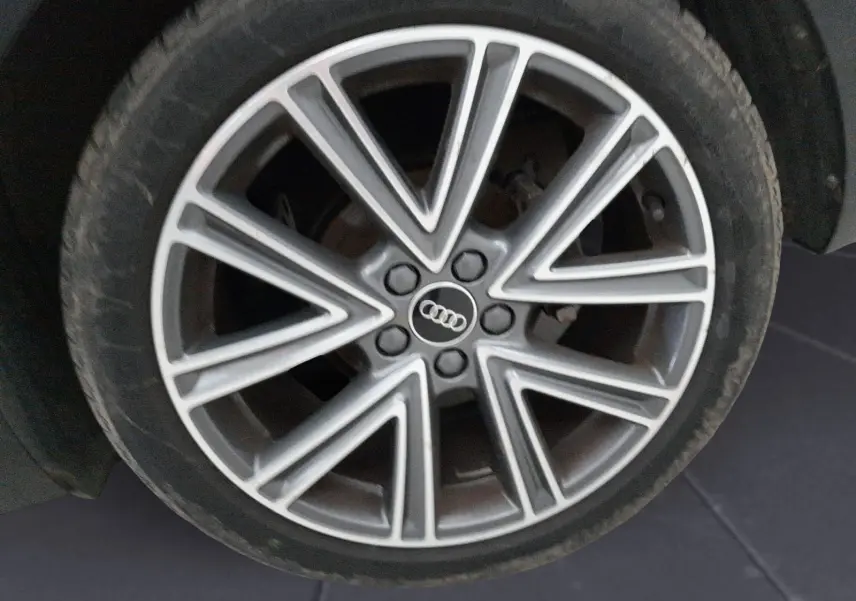 Vue rapprochée du volant en cuir noir et du tableau de bord numérique de l'Audi A1 Sportback 2023 essence.