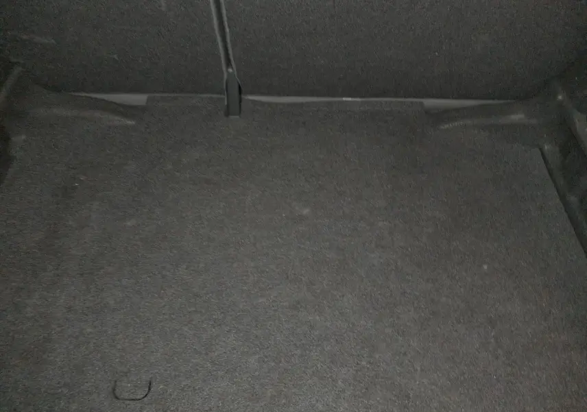 Détail du tableau de bord noir/gris de l'Audi A1 Sportback 2023 avec commandes d'éclairage en mode automatique.