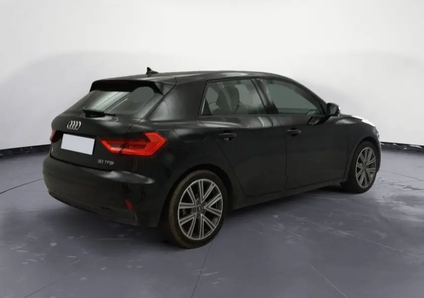 Audi A1 Sportback noir/gris vue 3/4 arrière droit, avec jantes alliage et feux arrière LED distinctifs.