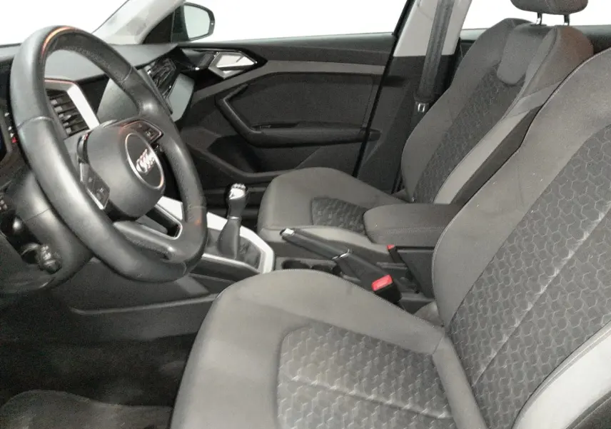 Vue intérieure côté gauche des sièges arrière en tissu noir et gris à motifs hexagonaux de l'Audi A1 Sportback 2023.