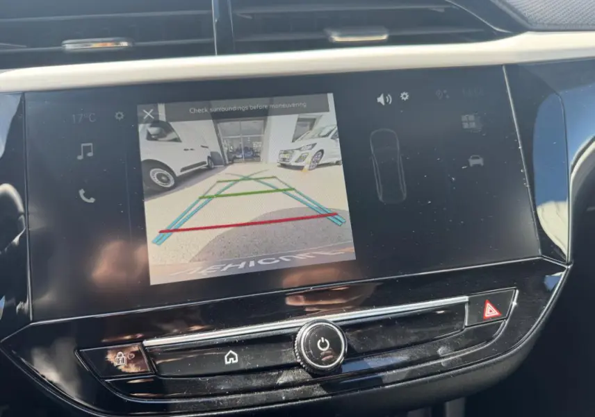 Écran central de la console de l’Opel Corsa 2025 montrant la caméra de recul avec vue arrière en stationnement.
