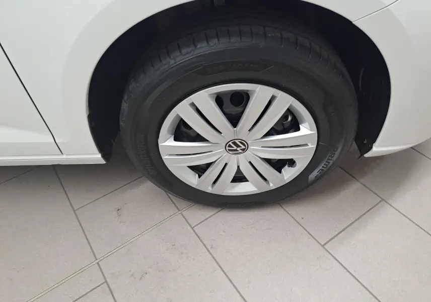 Gros plan sur la roue avant gauche blanche du Volkswagen Caddy Cargo Maxi 2026 avec enjoliveur et pneu Hankook.