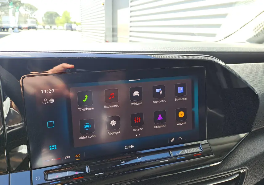 Vue rapprochée de l'écran tactile central du Volkswagen Caddy Cargo Maxi 2026, affichant le menu principal multimédia.