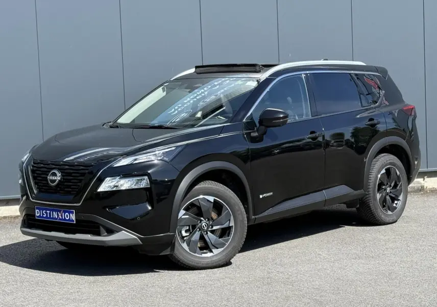 Nissan X-Trail 4x4 e-4orce noir intense en 3/4 avant droit avec toit panoramique ouvert.