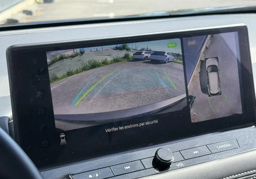 Écran multimédia du Nissan X-TRAIL 2024 montrant la caméra de recul et la vue à 360° en stationnement.
