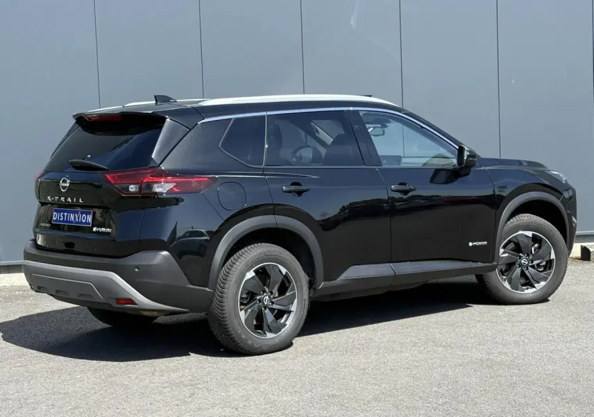 Nissan X-Trail 4X4 e-4orce noir intense vu de profil droit arrière avec jantes alliage et toit panoramique.