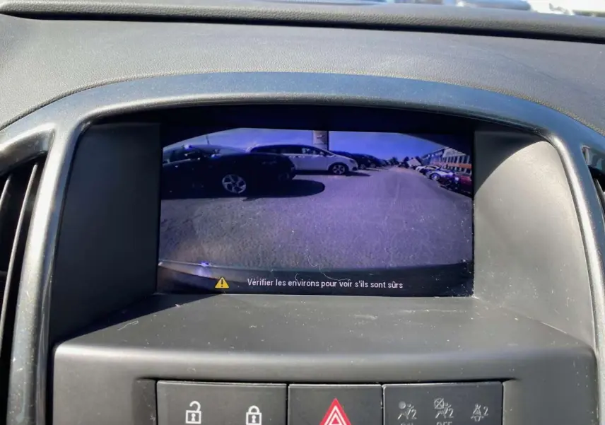 Écran de caméra de recul dans l'habitacle d'une Opel Astra Sports Tourer gris, vue centrale du tableau de bord.