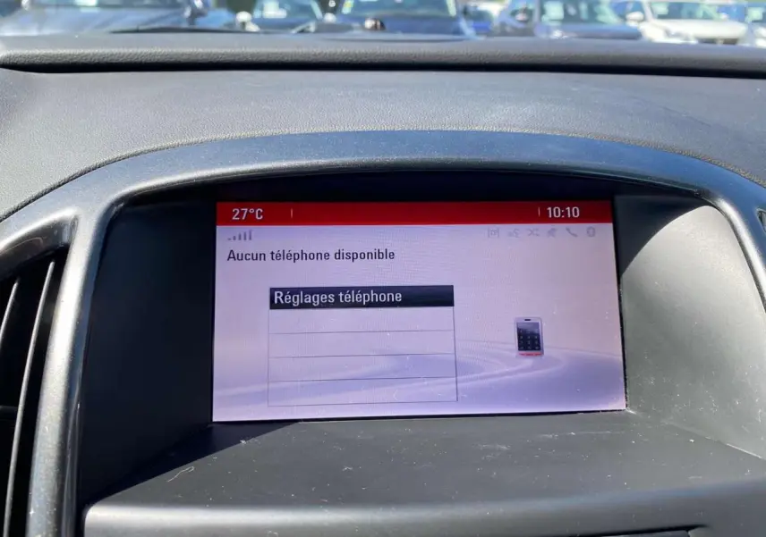 Écran central de l’Opel Astra Sports Tourer 2014 affichant les réglages téléphone, vue intérieure frontale.