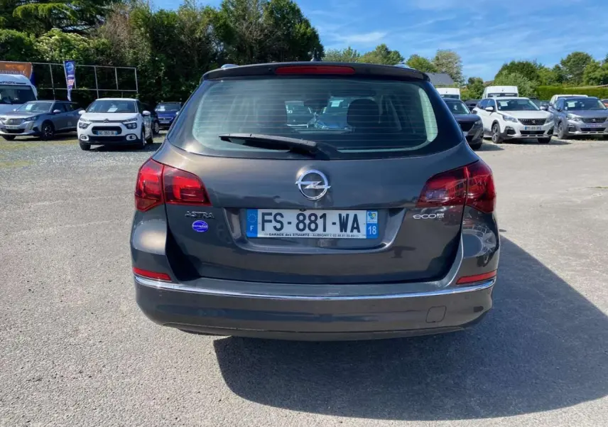 Vue arrière d'une Opel Astra Sports Tourer gris foncé de 2014 avec badge EcoFlex et plaque d'immatriculation française.