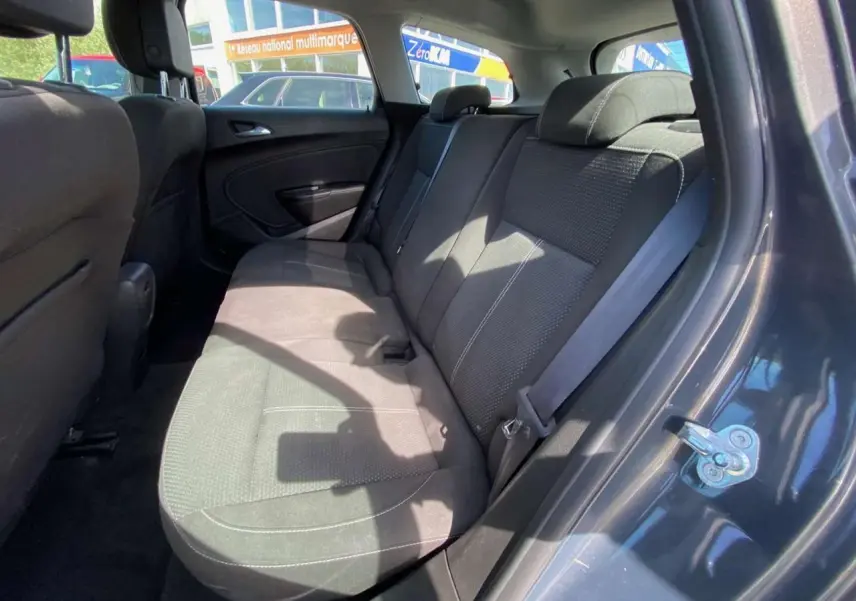 Vue intérieure côté droit sur les sièges arrière en tissu gris de l’Opel Astra Sports Tourer 2014.