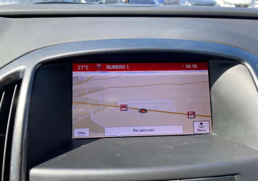 Écran de navigation central de l’Opel Astra Sports Tourer gris, vue intérieure du tableau de bord.