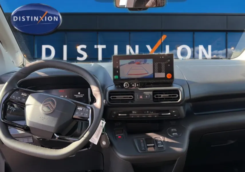 Vue intérieure avant du Citroën Berlingo 2026, tableau de bord moderne avec écran tactile et volant multifonction noir.