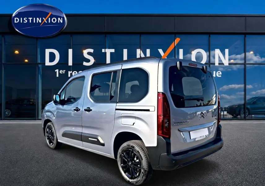Vue 3/4 arrière droite d'un Citroën Berlingo Steel Grey 2026 avec jantes noires et vitres teintées.