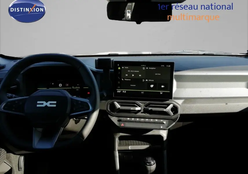 Vue intérieure frontale du tableau de bord gris noir du Dacia Duster 2026 avec écran tactile et volant multifonction.