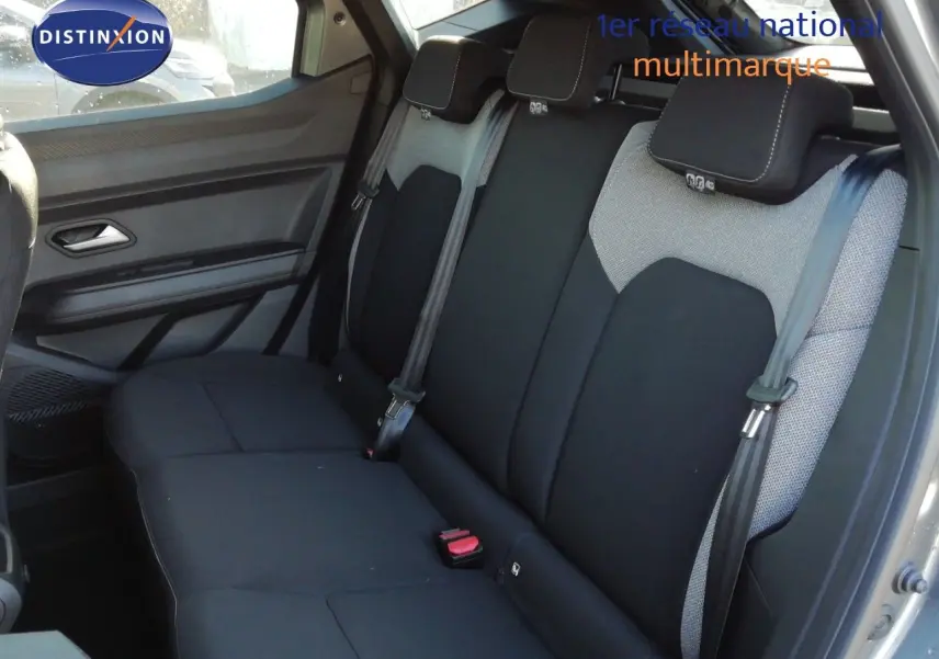 Vue intérieure côté droit des sièges arrière en tissu noir et gris du Dacia Duster TCE MHEV 140ch Journey 2026 gris schiste métal.