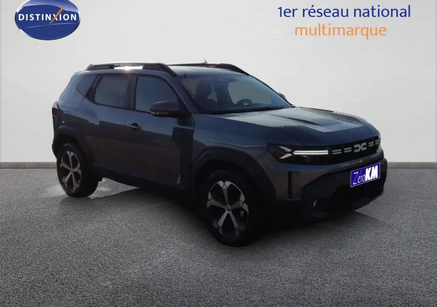 SUV Dacia Duster gris schiste métal en 3/4 avant droit avec jantes alliage bicolores et toit noir.