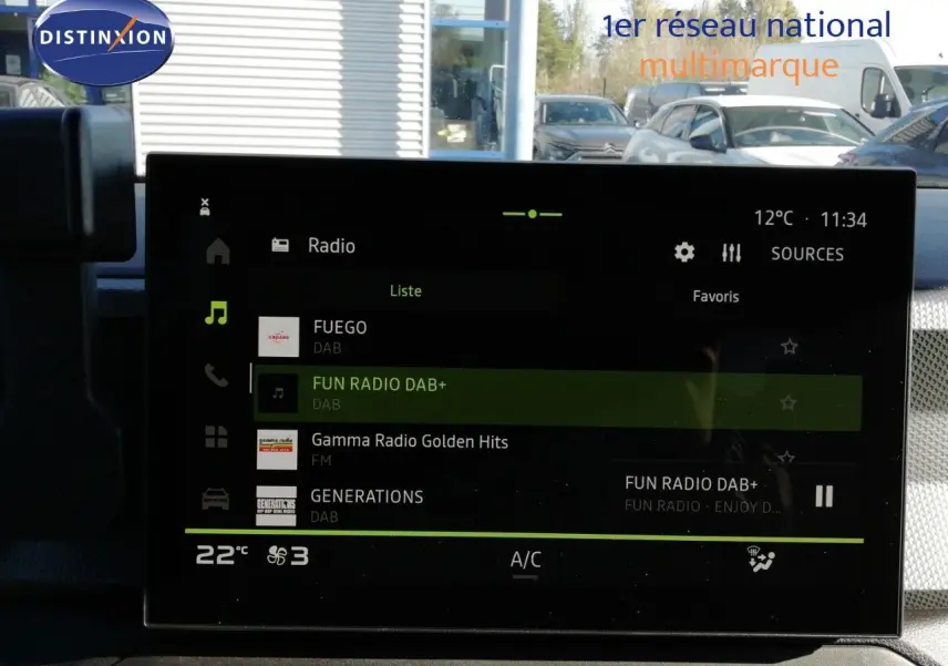 Vue intérieure centrée sur l’écran tactile multimédia du Dacia Duster 2026, affichant les options radio numériques.