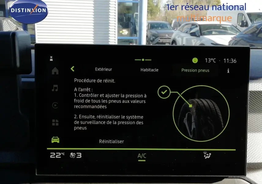 Écran tactile intérieur du Dacia Duster gris schiste métal, vue frontale centrée sur la console multimédia.