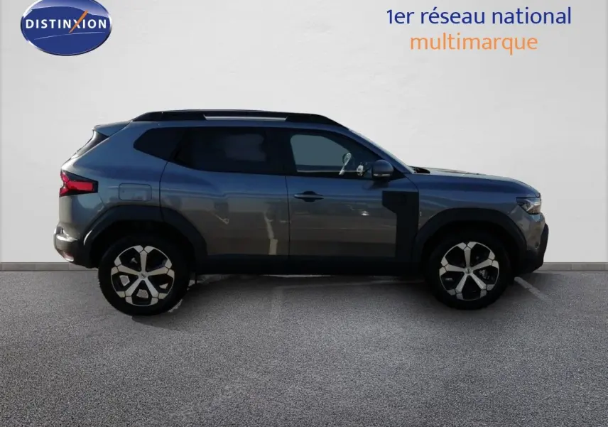 Profil droit du Dacia Duster 2026 gris schiste métal, avec jantes alliage et détails noirs contrastants.