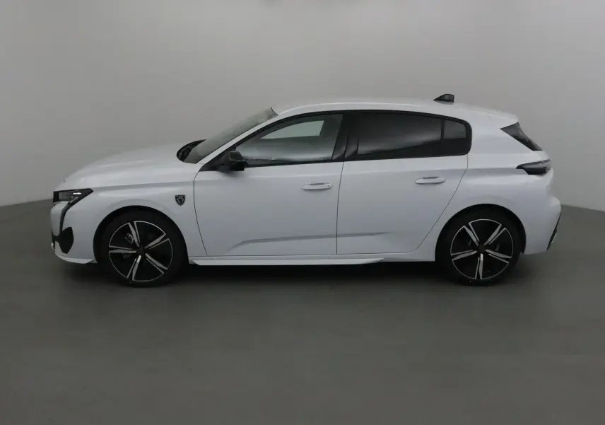 Peugeot 308 blanche vue de profil côté gauche, avec jantes noires et détails noirs contrastants.