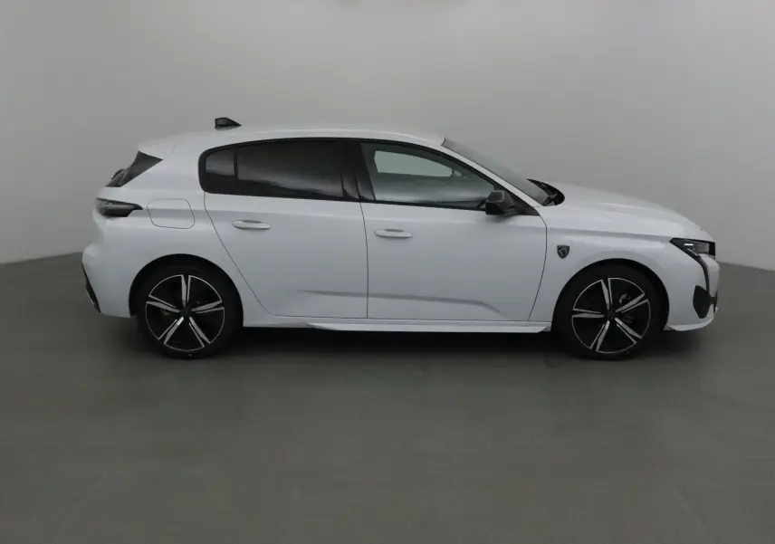 Profil côté droit d'une Peugeot 308 blanche Okenite 2025 avec jantes alliage noires et vitres teintées.