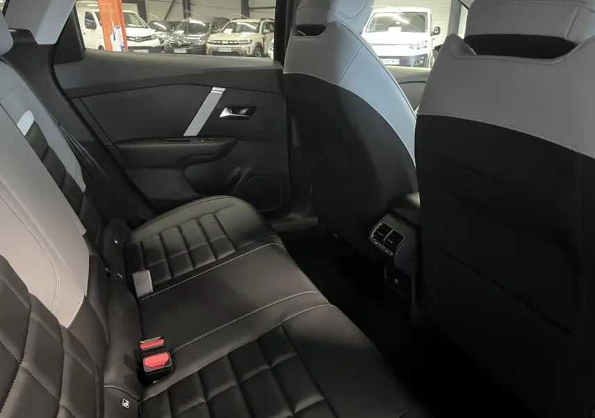 Vue intérieure arrière de la Citroën C4 2025 montrant les sièges Advanced Comfort en tissu noir et gris clair.