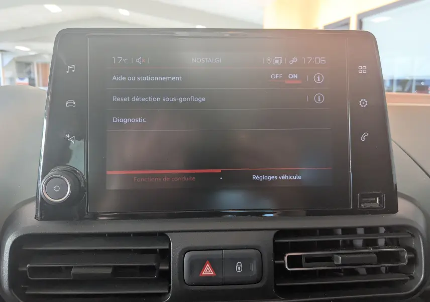 Écran tactile central du tableau de bord du Citroën Berlingo 2019 affichant les réglages d’aide au stationnement.
