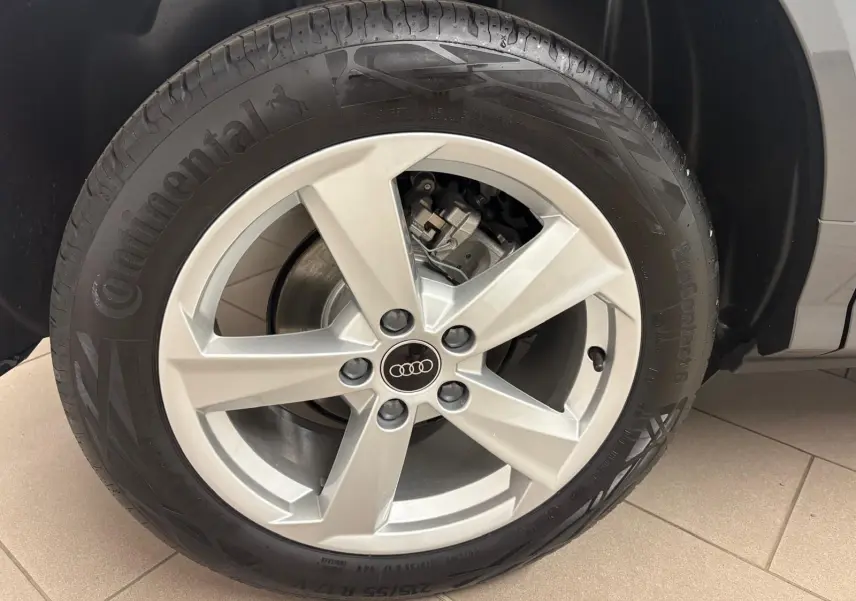 Gros plan sur la roue avant droite de l'Audi Q2 35 TFSI S Line 2026 en gris Daytona avec jante alliage cinq branches.
