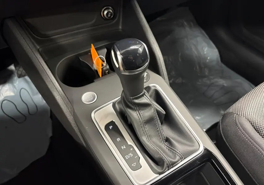 Le levier de vitesses automatique de l'Audi Q2 35 TFSI S Line 2026, vue rapprochée de la console centrale noire.