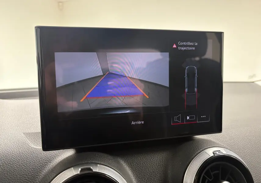 Écran central de l’Audi Q2 35 TFSI 2026 affichant la caméra de recul avec guidage de trajectoire.